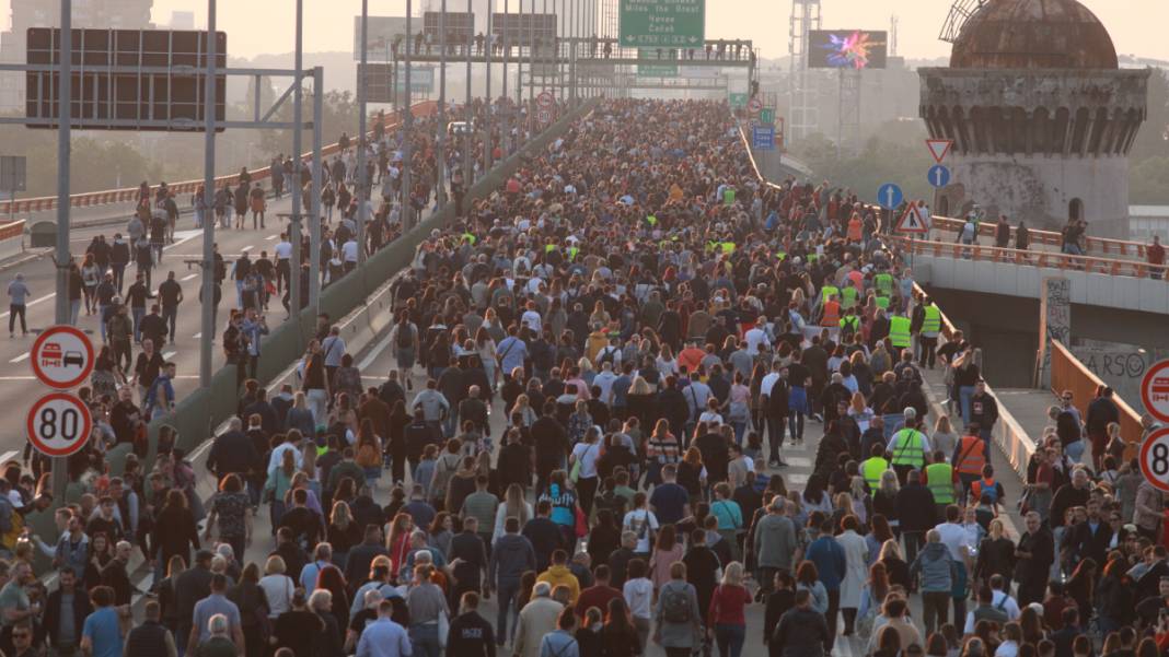 Sırbistan'da silahlı saldırıların yankıları sürüyor: Halk meydanları doldurdu 3