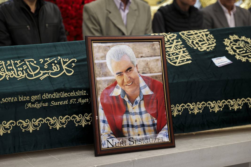 Usta sanatçı Nuri Sesigüzel'e son görev: Sanatçı Selahattin Alpay gözyaşlarına boğuldu 8