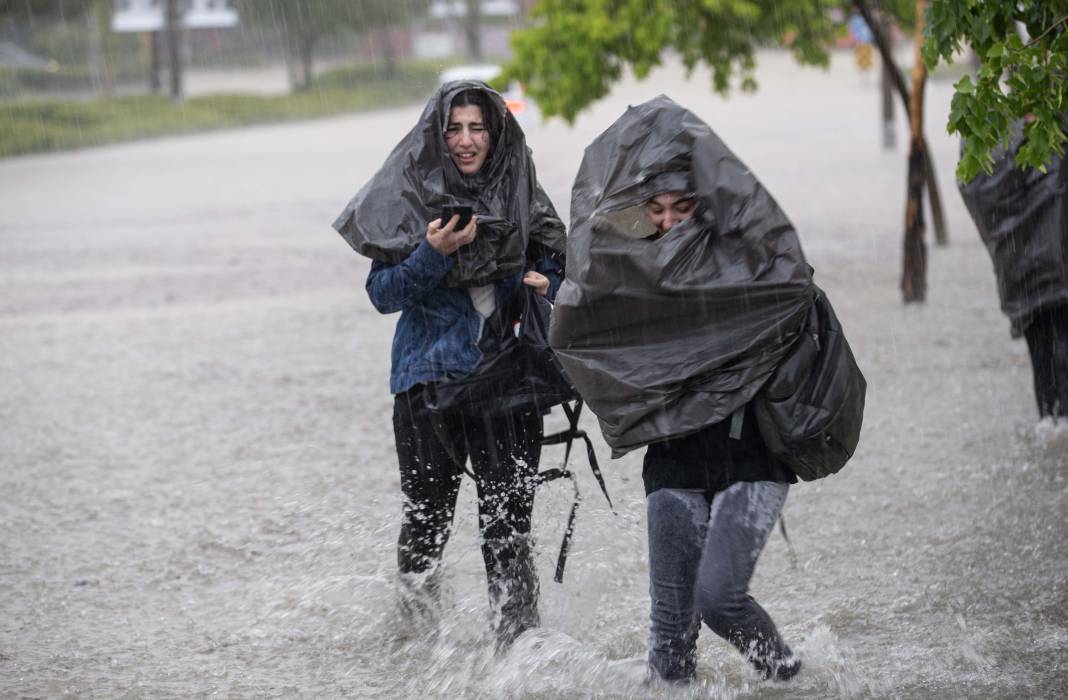 Ankara’da sağanak hayatı felç etti: Yollar göle döndü, metro istasyonu sular altında kaldı 23