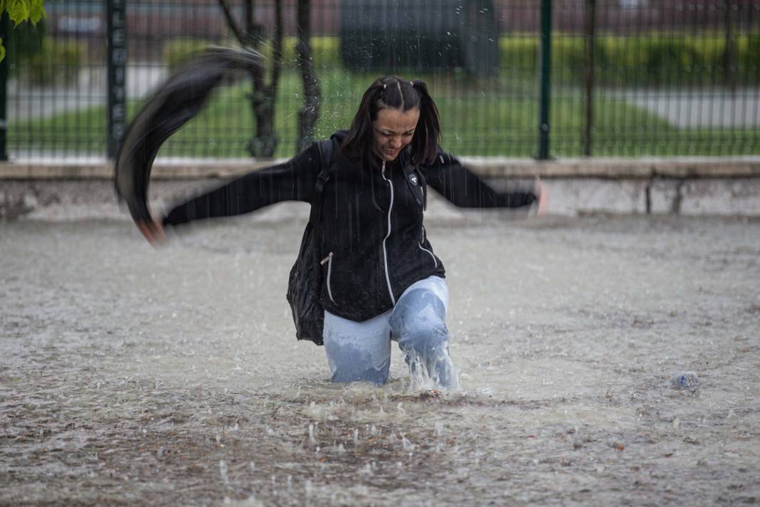 Ankara’da sağanak hayatı felç etti: Yollar göle döndü, metro istasyonu sular altında kaldı 15