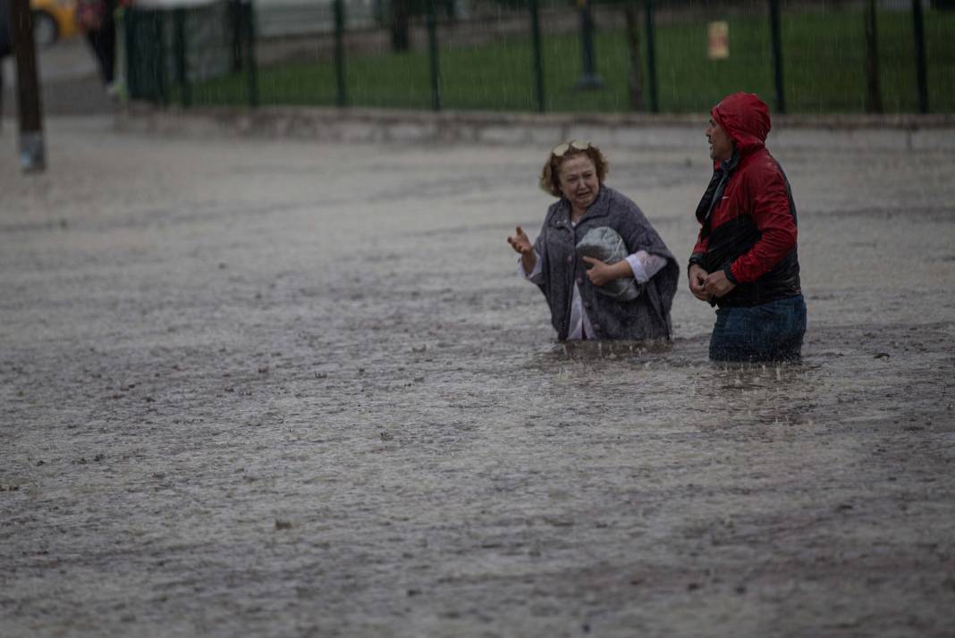 Ankara’da sağanak hayatı felç etti: Yollar göle döndü, metro istasyonu sular altında kaldı 7