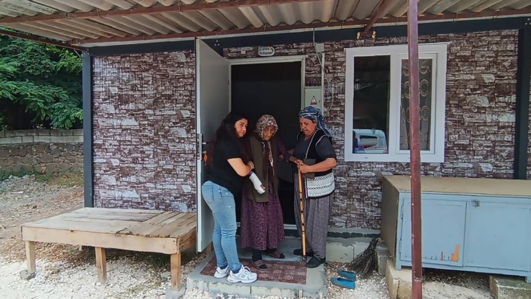 113 yaşında sandık başında! Depremzede kadın kırık koluyla oy kullandı 1