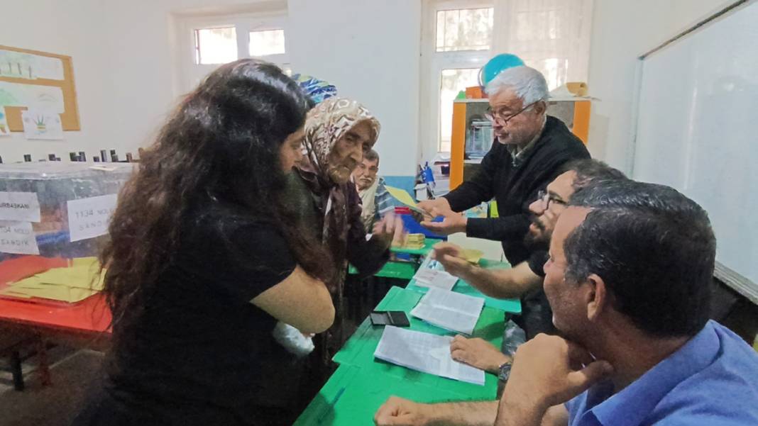113 yaşında sandık başında! Depremzede kadın kırık koluyla oy kullandı 8