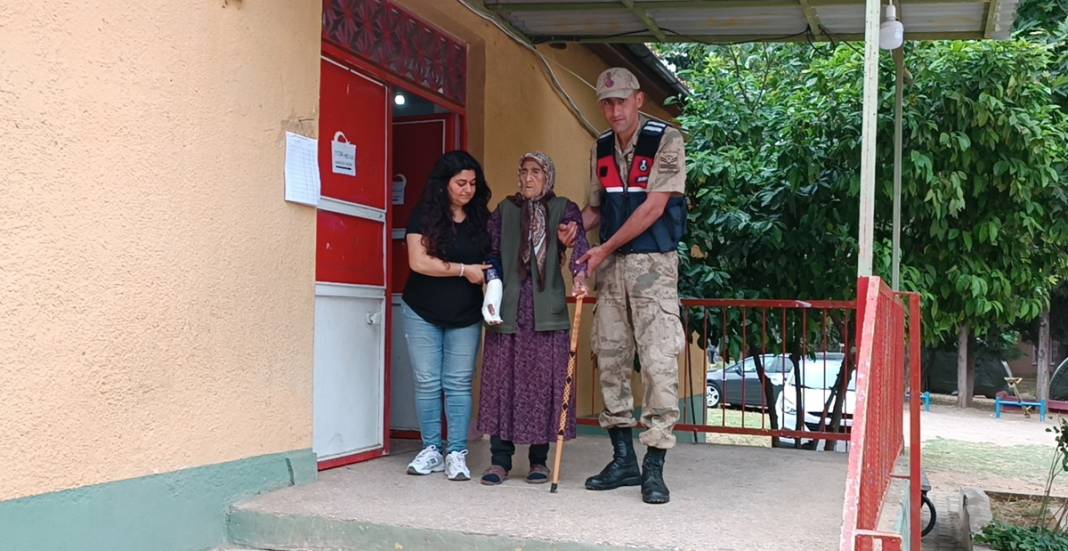 113 yaşında sandık başında! Depremzede kadın kırık koluyla oy kullandı 7