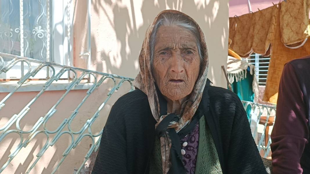113 yaşında sandık başında! Depremzede kadın kırık koluyla oy kullandı 6