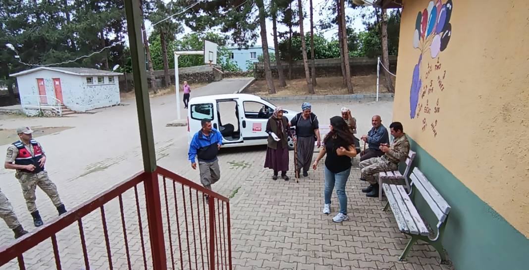 113 yaşında sandık başında! Depremzede kadın kırık koluyla oy kullandı 5