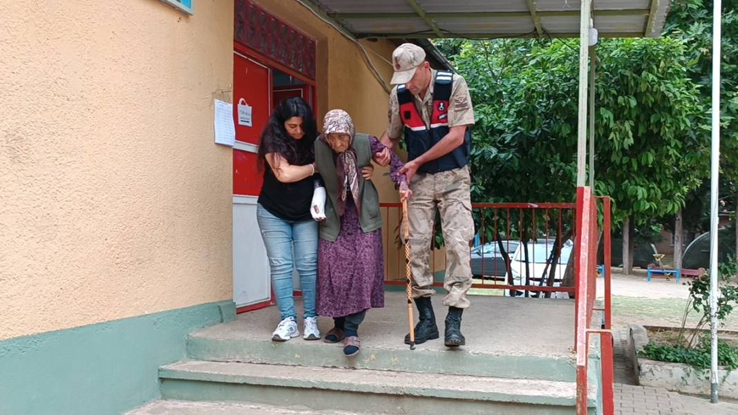 113 yaşında sandık başında! Depremzede kadın kırık koluyla oy kullandı 4