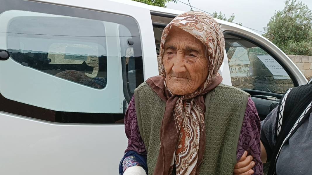 113 yaşında sandık başında! Depremzede kadın kırık koluyla oy kullandı 2
