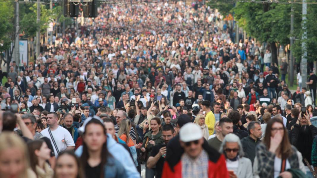 Sırbistan'da silahlı saldırıların yankıları sürüyor: Halk meydanları doldurdu 1