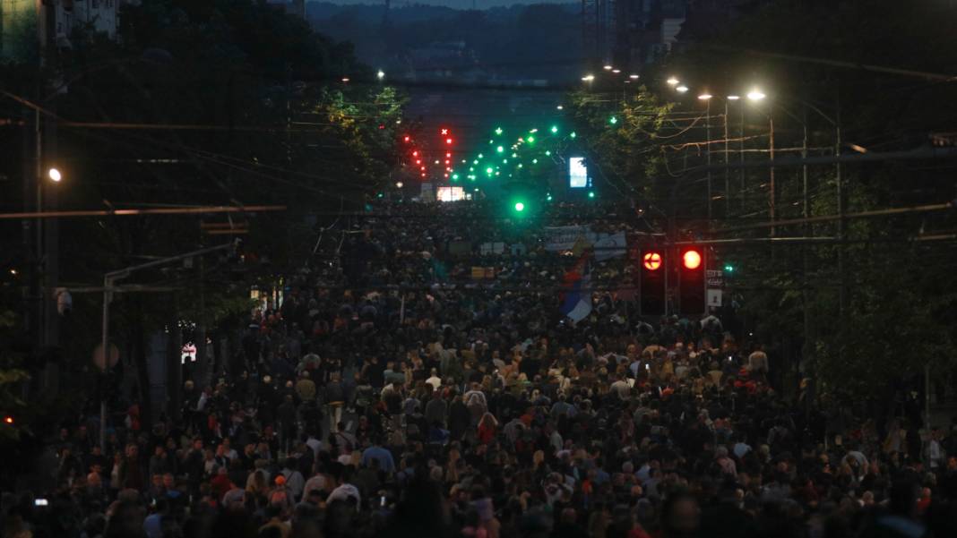 Sırbistan'da silahlı saldırıların yankıları sürüyor: Halk meydanları doldurdu 6