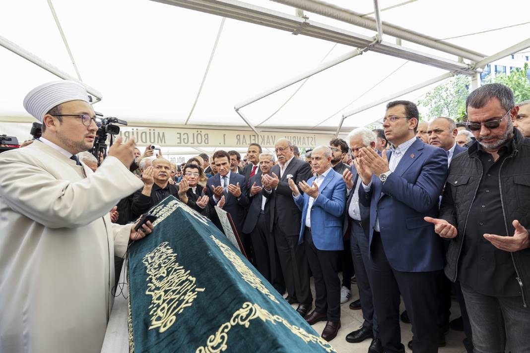 Usta sanatçı Nuri Sesigüzel'e son görev: Sanatçı Selahattin Alpay gözyaşlarına boğuldu 3