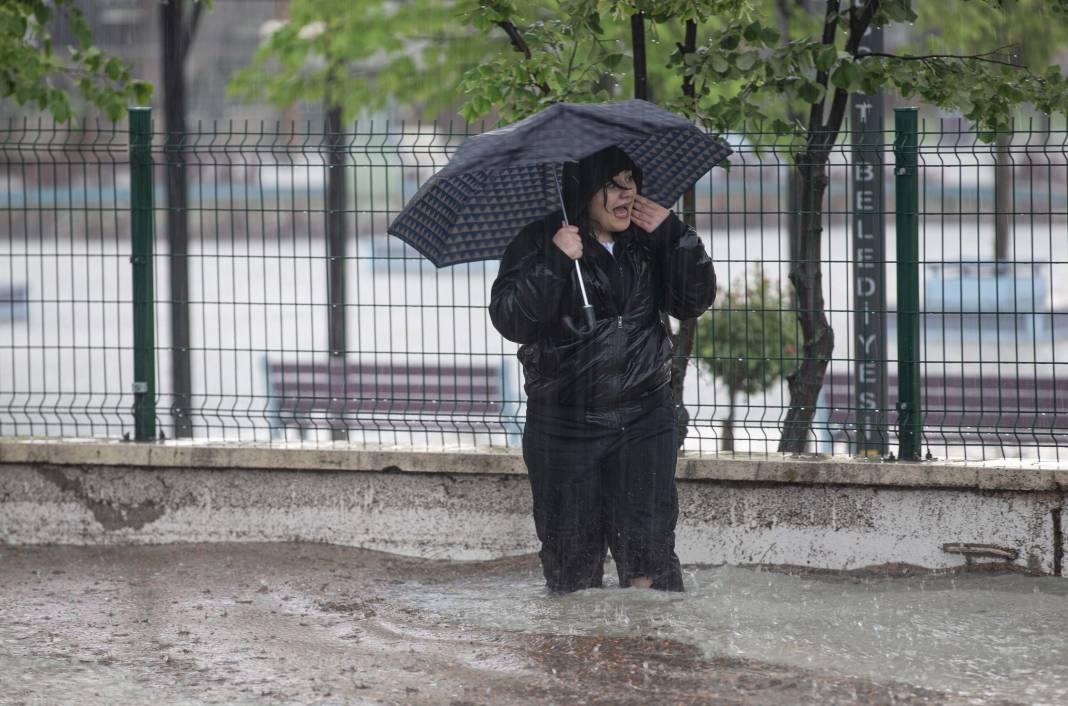 Ankara’da sağanak hayatı felç etti: Yollar göle döndü, metro istasyonu sular altında kaldı 25