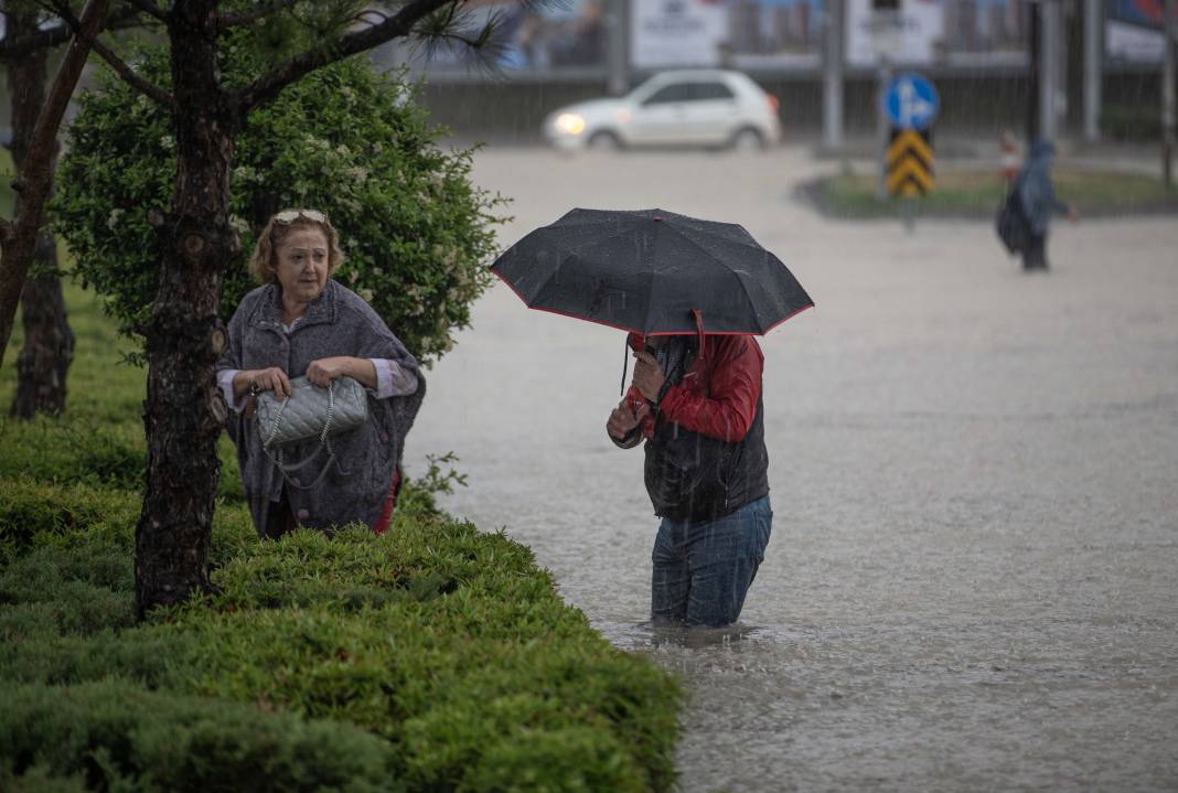 Ankara’da sağanak hayatı felç etti: Yollar göle döndü, metro istasyonu sular altında kaldı 16