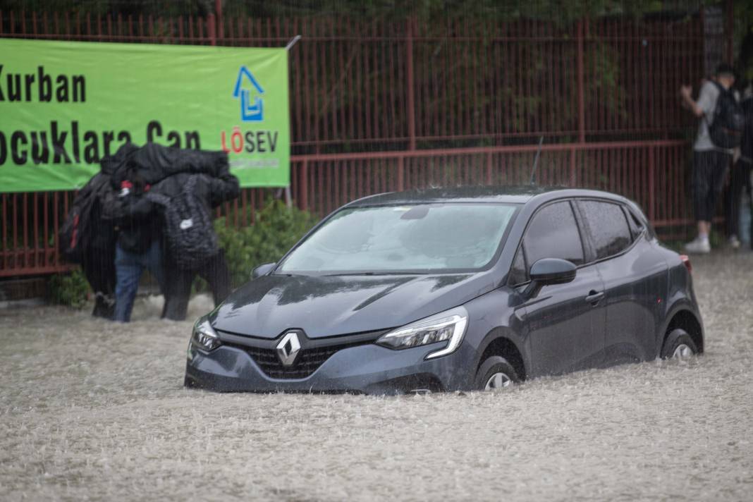Ankara’da sağanak hayatı felç etti: Yollar göle döndü, metro istasyonu sular altında kaldı 6