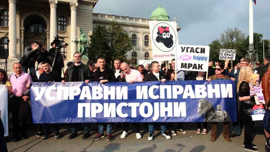 Sırbistan'da silahlı saldırıların yankıları sürüyor: Halk meydanları doldurdu 5