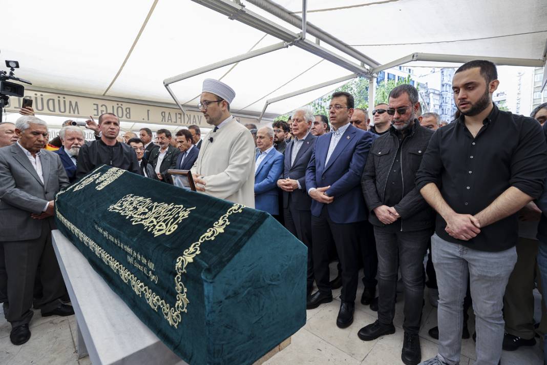 Usta sanatçı Nuri Sesigüzel'e son görev: Sanatçı Selahattin Alpay gözyaşlarına boğuldu 1