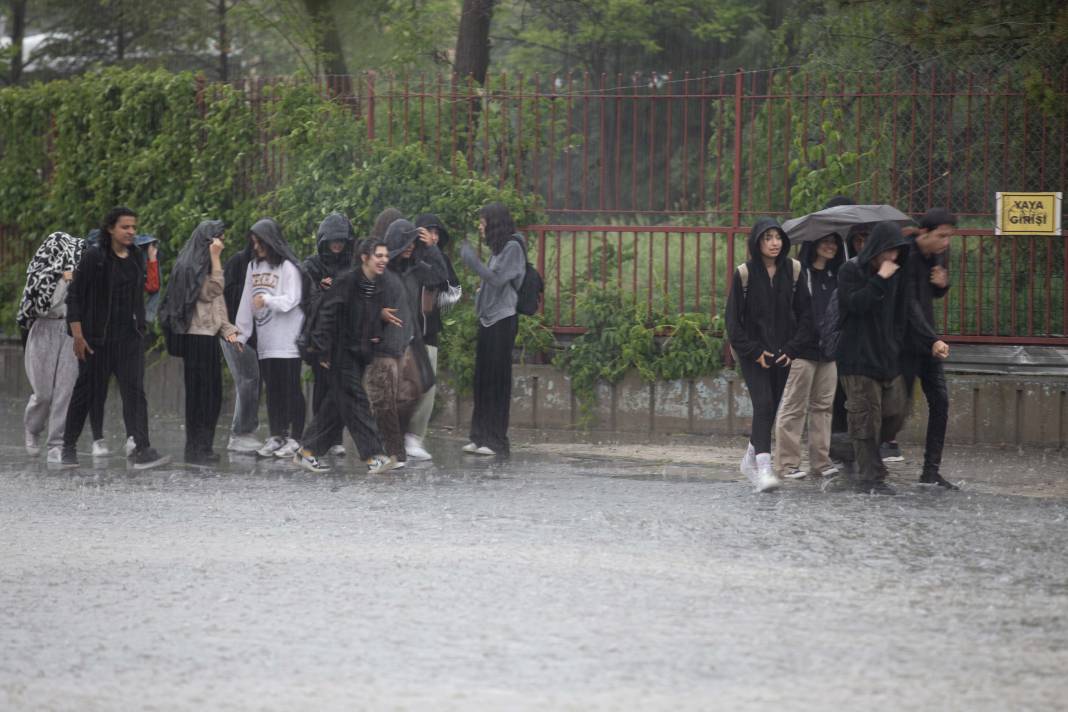 Ankara’da sağanak hayatı felç etti: Yollar göle döndü, metro istasyonu sular altında kaldı 22