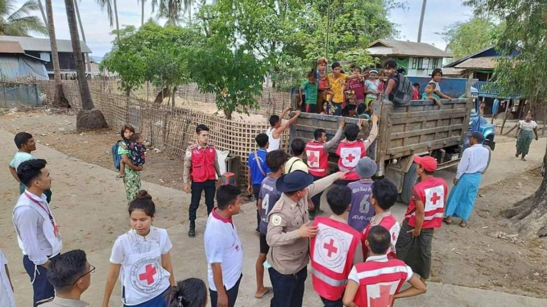 Mocha Kasırgası alarma geçirdi: Yüzbinlerce kişi tahliye ediliyor 1