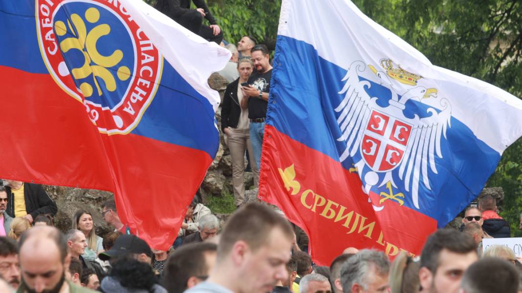 Sırbistan'da silahlı saldırıların yankıları sürüyor: Halk meydanları doldurdu 2