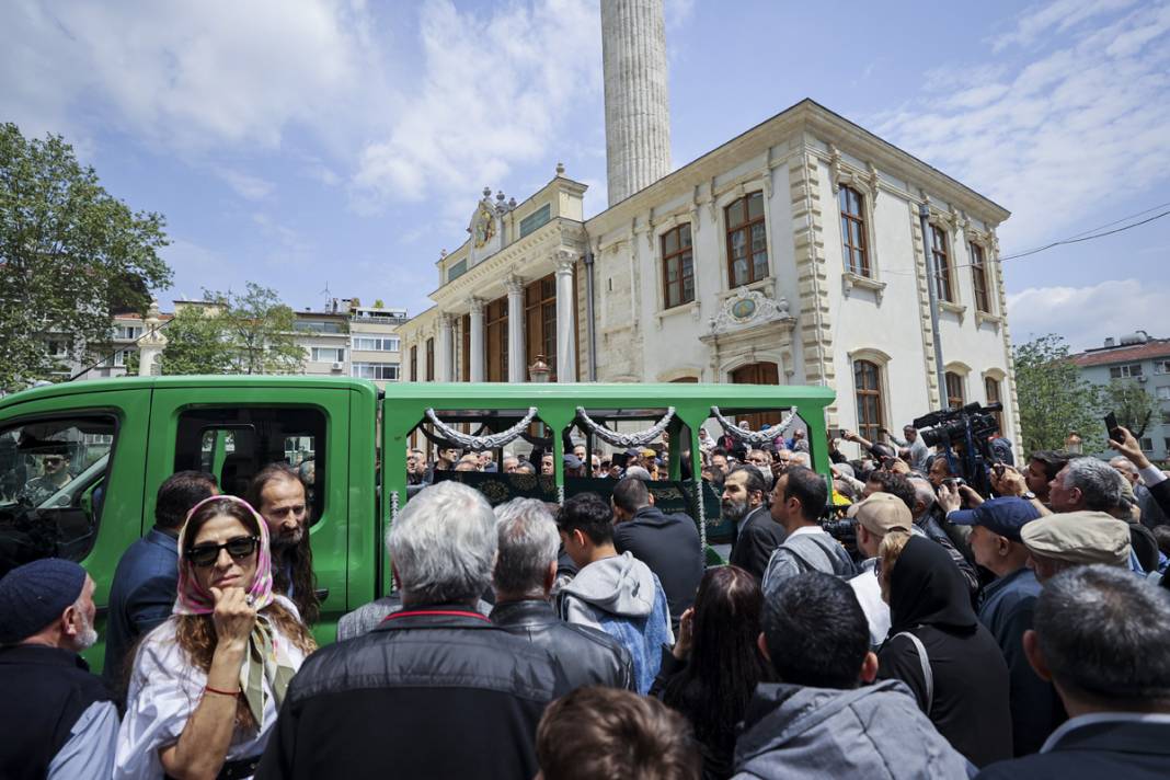 Usta sanatçı Nuri Sesigüzel'e son görev: Sanatçı Selahattin Alpay gözyaşlarına boğuldu 7