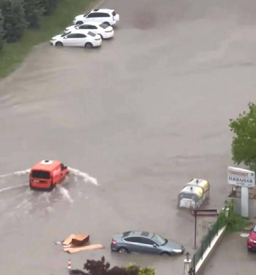 Ankara’da sağanak hayatı felç etti: Yollar göle döndü, metro istasyonu sular altında kaldı 13