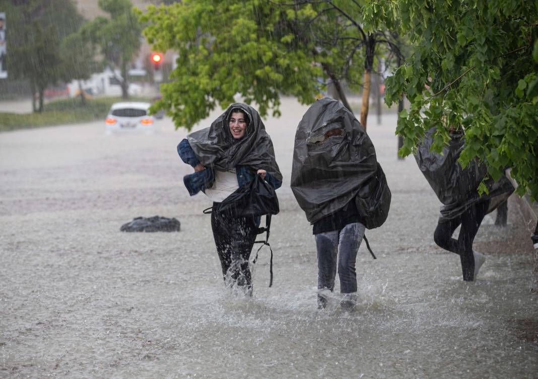 Ankara’da sağanak hayatı felç etti: Yollar göle döndü, metro istasyonu sular altında kaldı 21