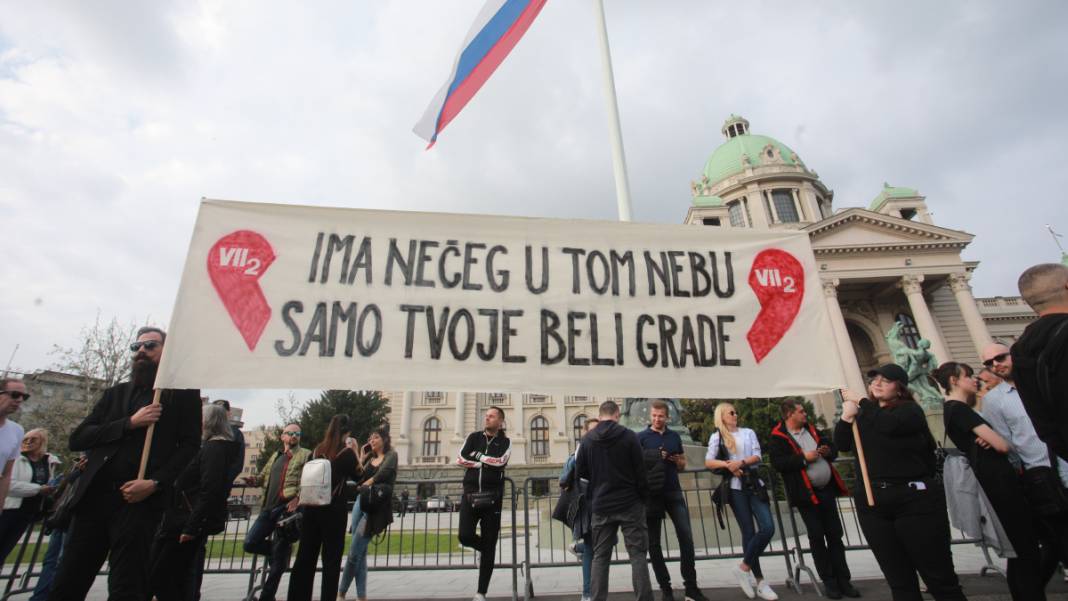 Sırbistan'da silahlı saldırıların yankıları sürüyor: Halk meydanları doldurdu 4