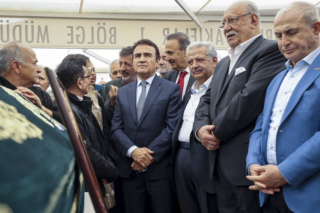 Usta sanatçı Nuri Sesigüzel'e son görev: Sanatçı Selahattin Alpay gözyaşlarına boğuldu 6