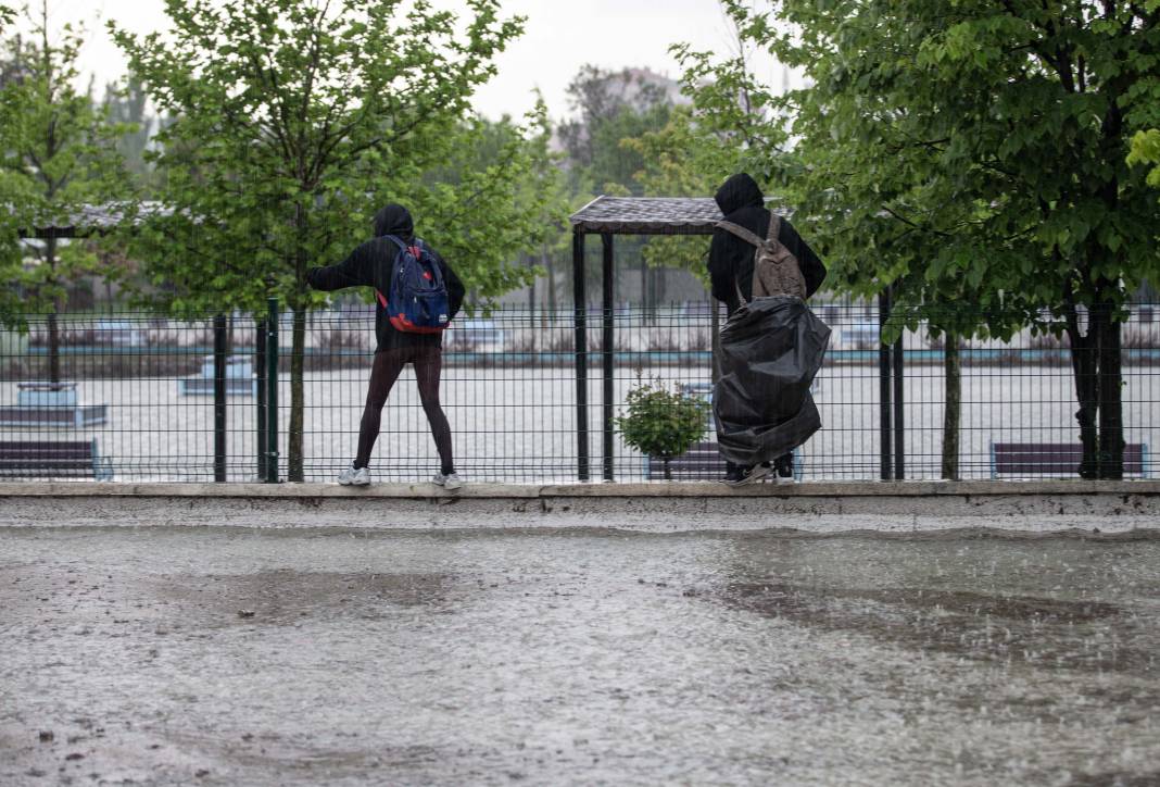 Ankara’da sağanak hayatı felç etti: Yollar göle döndü, metro istasyonu sular altında kaldı 2