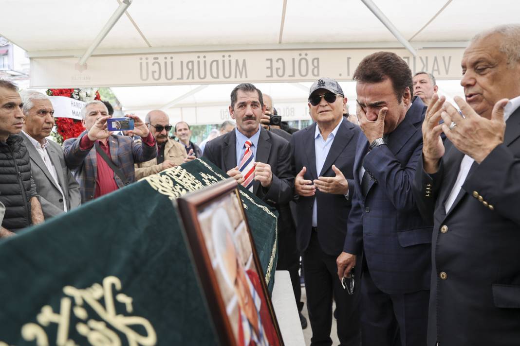 Usta sanatçı Nuri Sesigüzel'e son görev: Sanatçı Selahattin Alpay gözyaşlarına boğuldu 4