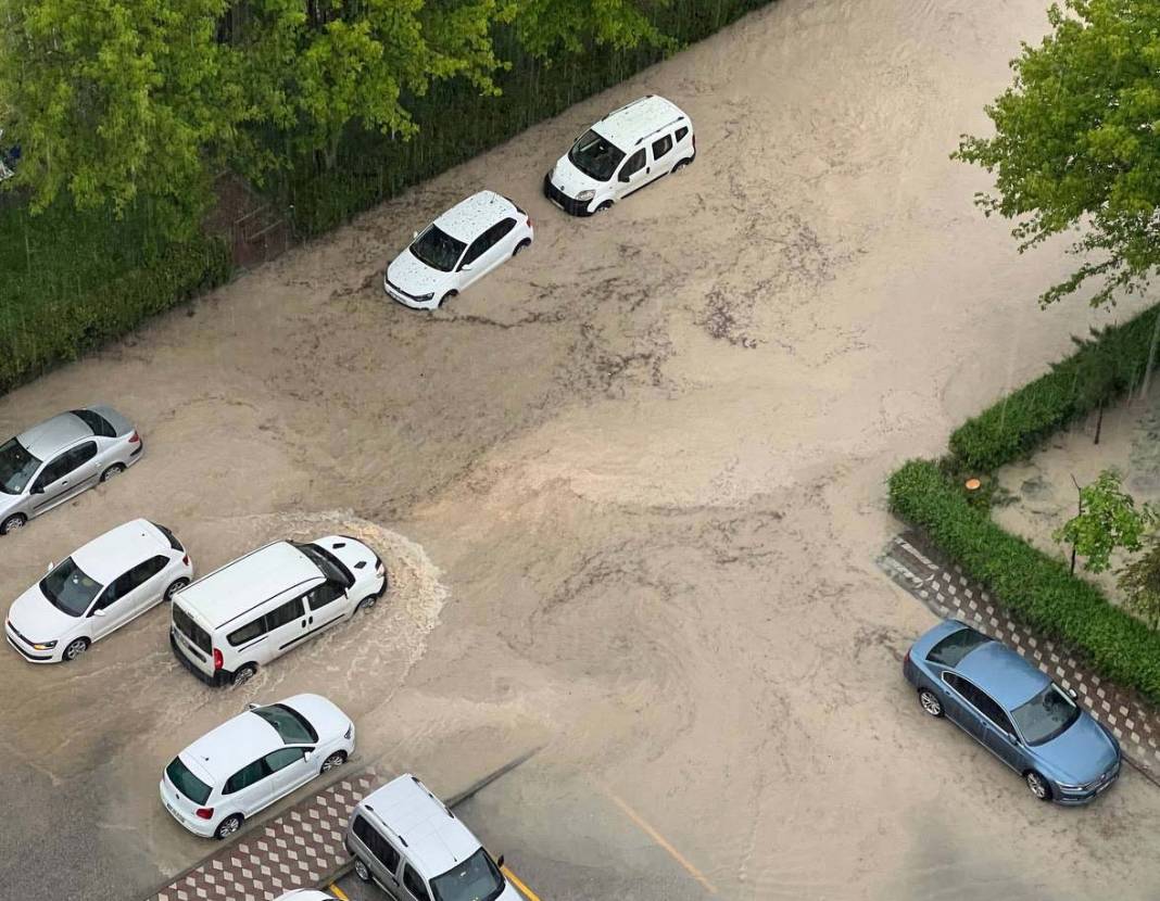 Ankara’da sağanak hayatı felç etti: Yollar göle döndü, metro istasyonu sular altında kaldı 11