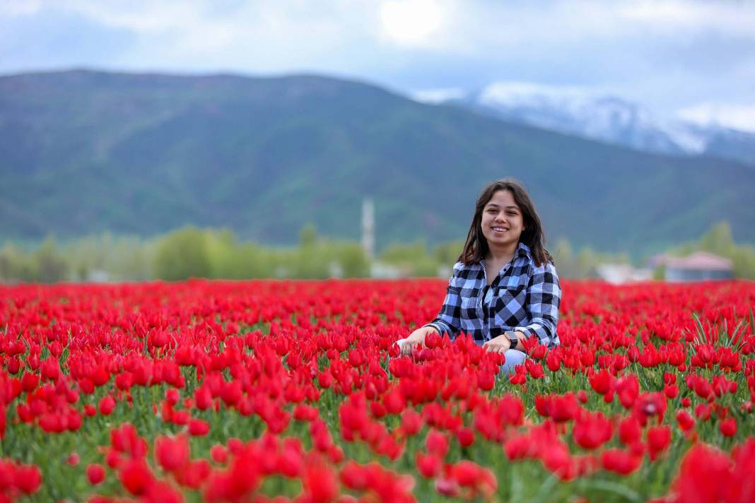 15 günlük lale devrine ziyaretçi akını: Bir yanda karlı dağlar bir yanda bahar 4