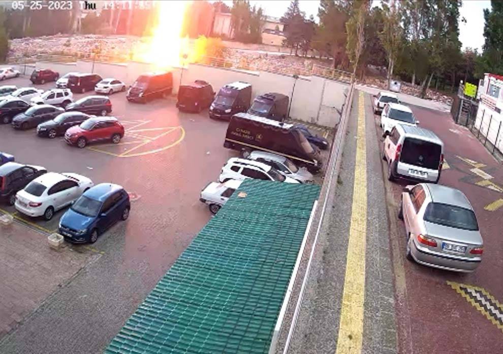 Ankara’da sağanak hayatı felç etti: Yollar göle döndü, metro istasyonu sular altında kaldı 3