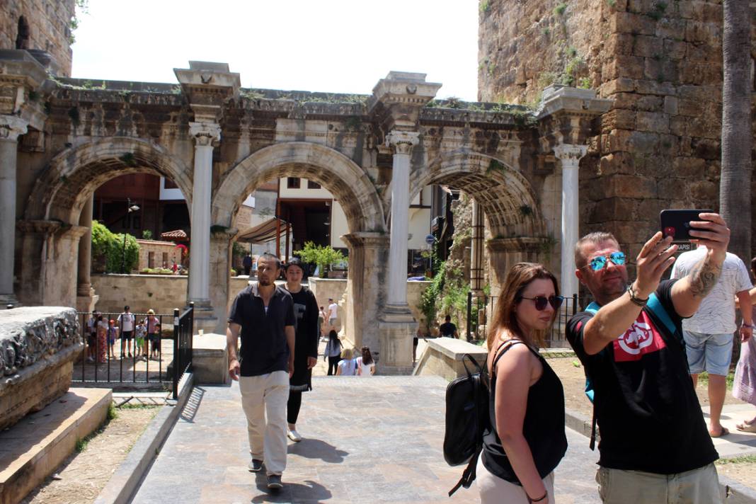 1893 yıllık Hadrianus Kapısı'nın son hali isyan ettirdi 10