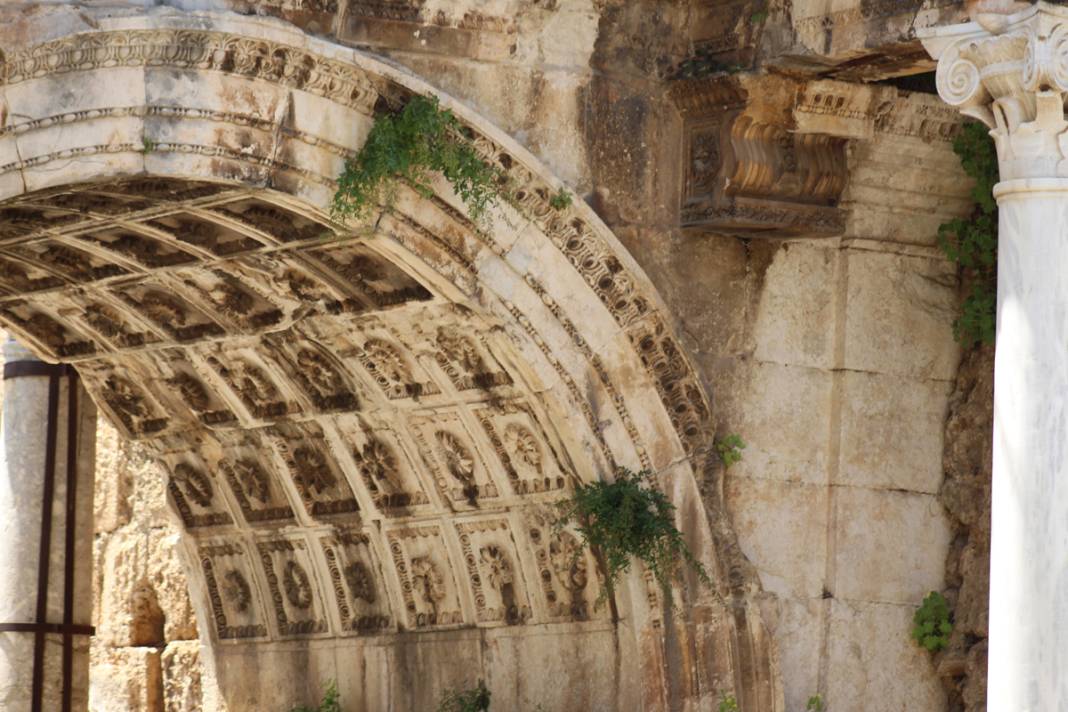 1893 yıllık Hadrianus Kapısı'nın son hali isyan ettirdi 8