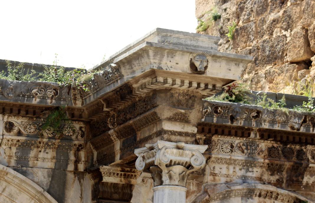 1893 yıllık Hadrianus Kapısı'nın son hali isyan ettirdi 7