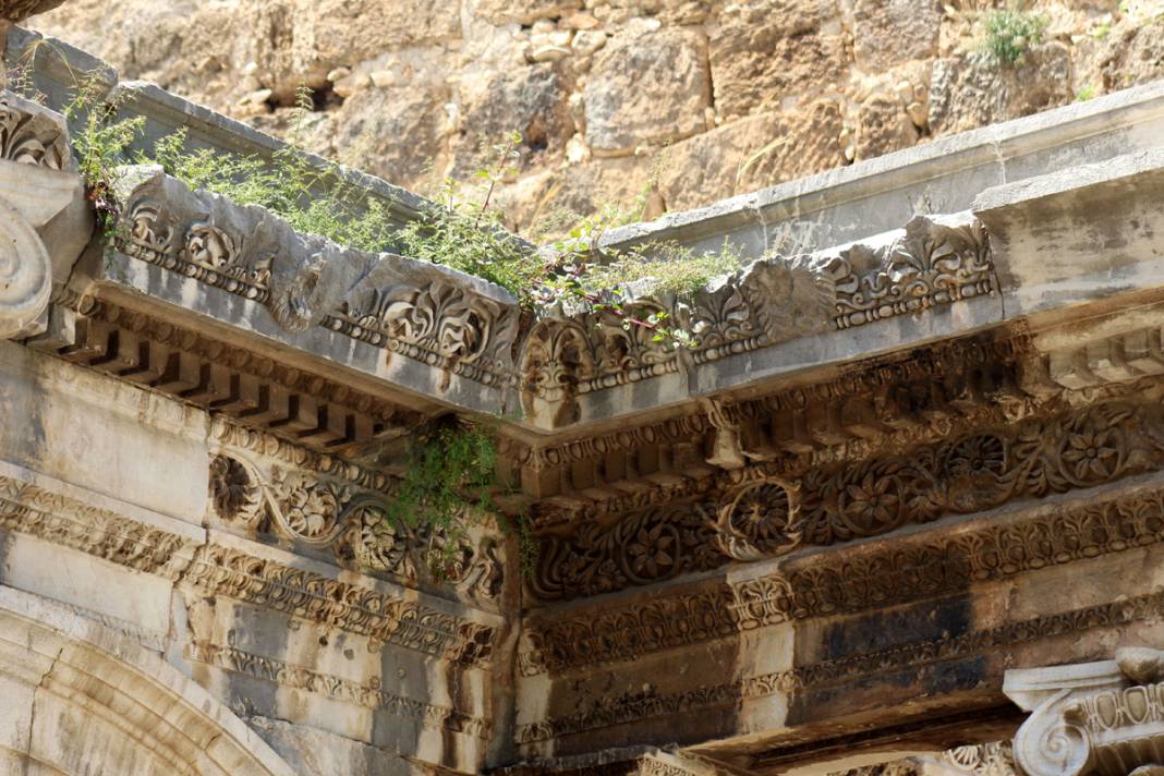 1893 yıllık Hadrianus Kapısı'nın son hali isyan ettirdi 4