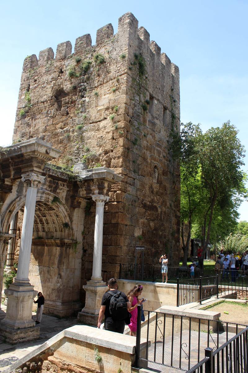 1893 yıllık Hadrianus Kapısı'nın son hali isyan ettirdi 2