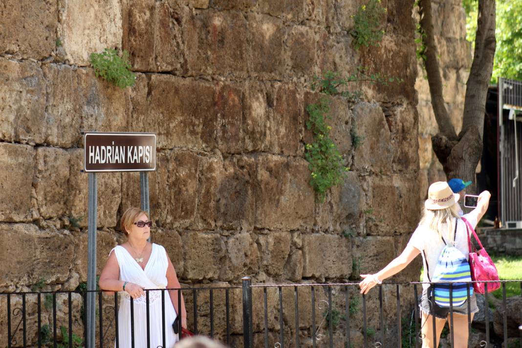 1893 yıllık Hadrianus Kapısı'nın son hali isyan ettirdi 3