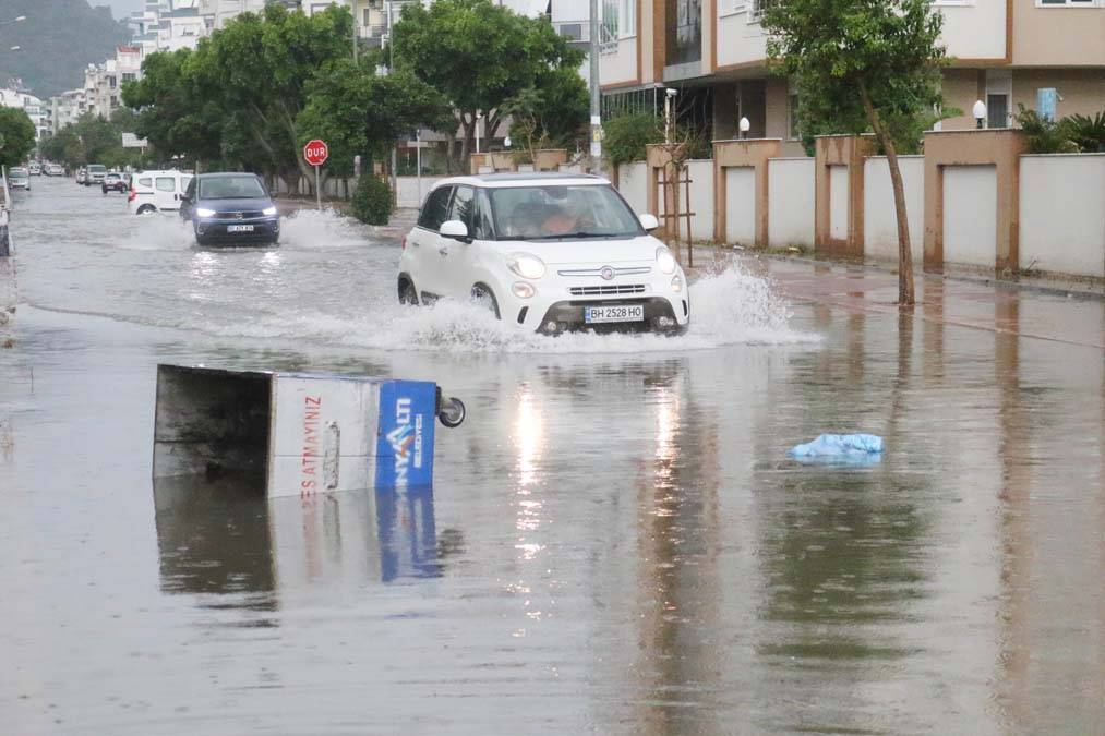 Antalya ve Mersin yerle bir oldu: Sel bastı hortum oluştu 25