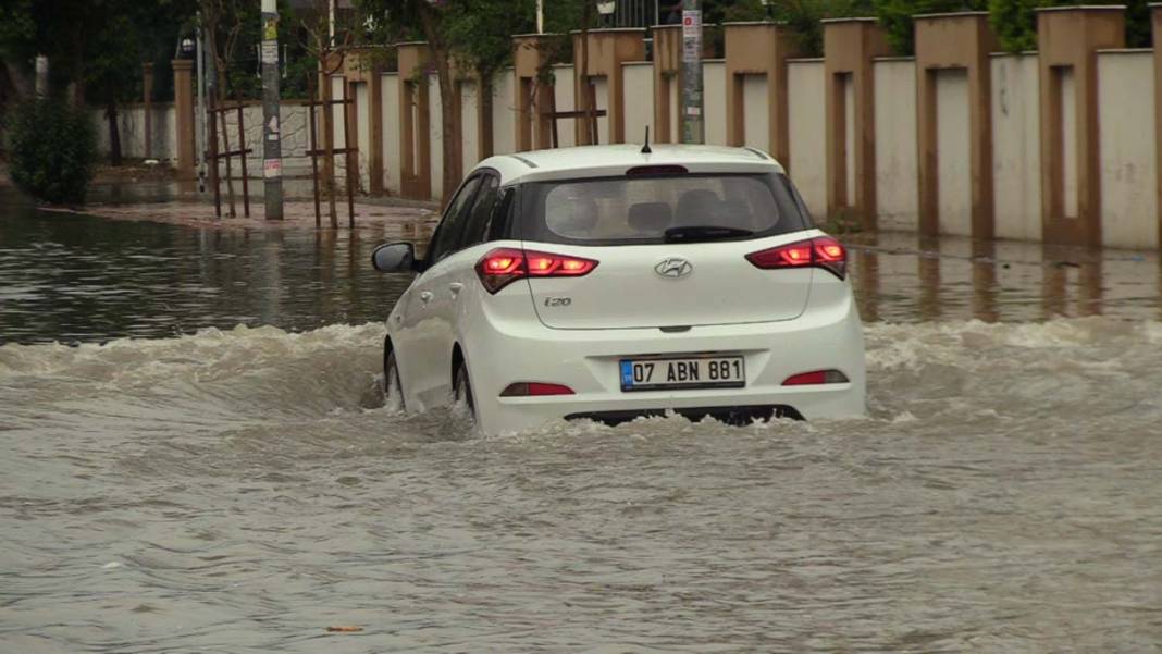 Antalya ve Mersin yerle bir oldu: Sel bastı hortum oluştu 15