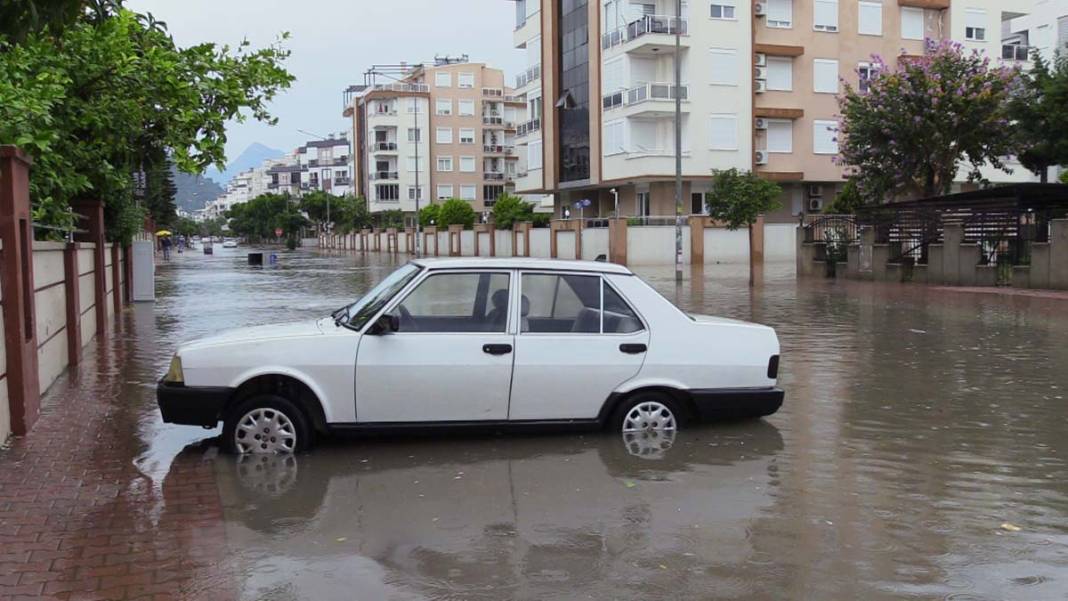 Antalya ve Mersin yerle bir oldu: Sel bastı hortum oluştu 14