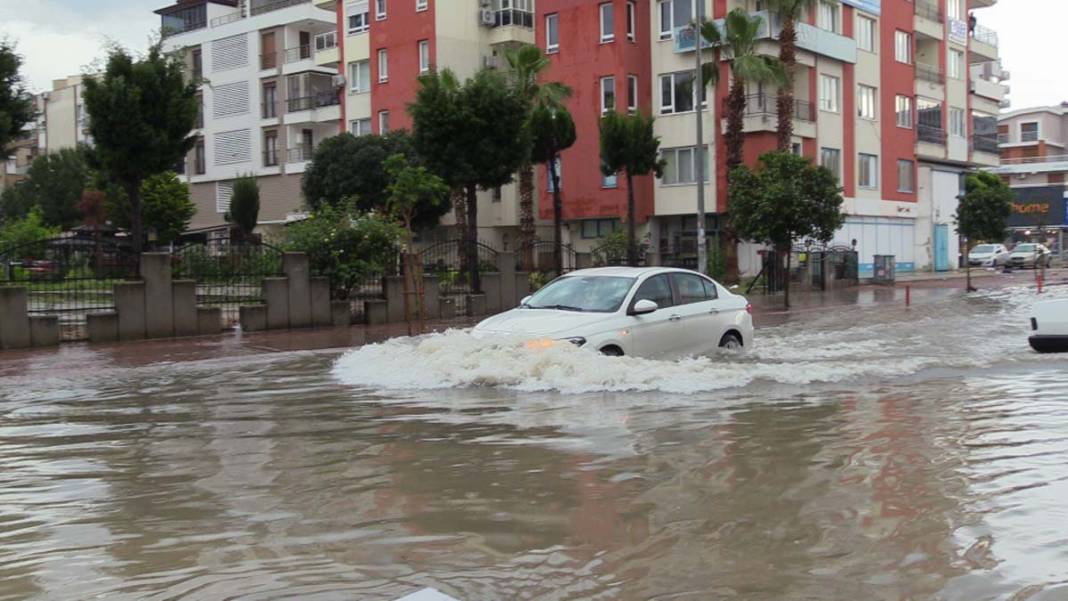 Antalya ve Mersin yerle bir oldu: Sel bastı hortum oluştu 12