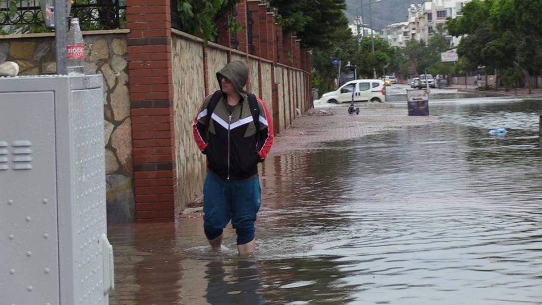 Antalya ve Mersin yerle bir oldu: Sel bastı hortum oluştu 11