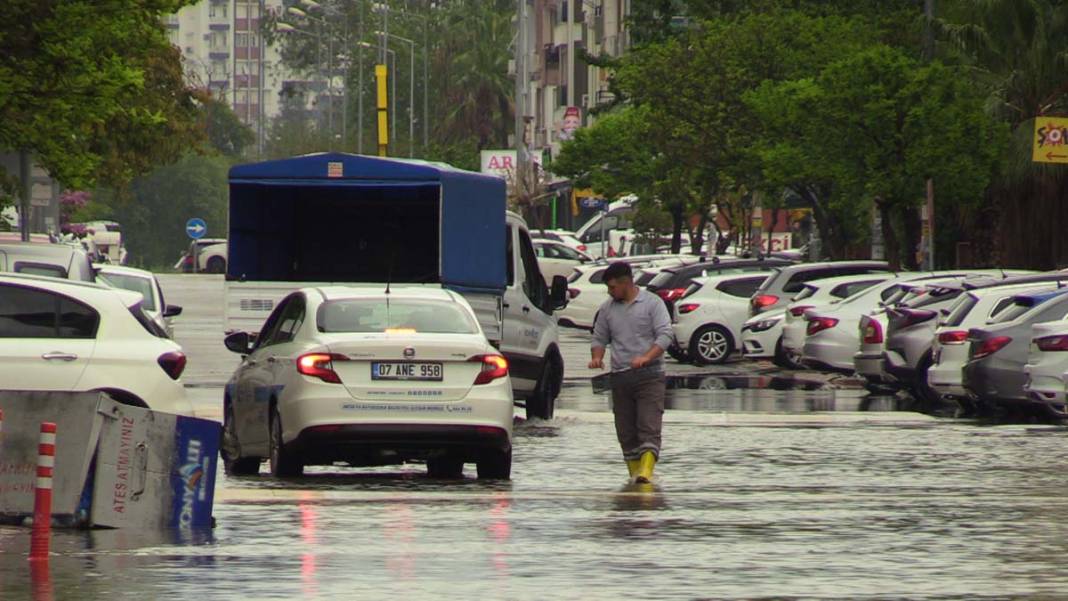Antalya ve Mersin yerle bir oldu: Sel bastı hortum oluştu 10