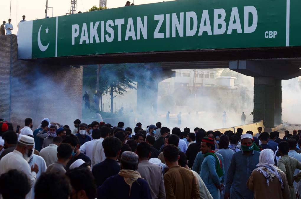 Pakistan'da İmran Han gerginliği artıyor: 5 ölü, 40 yaralı, bin gözaltı 18