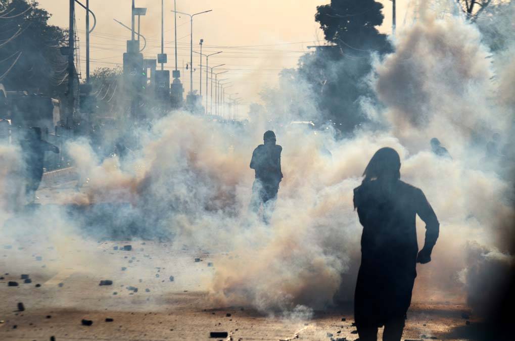 Pakistan'da İmran Han gerginliği artıyor: 5 ölü, 40 yaralı, bin gözaltı 21