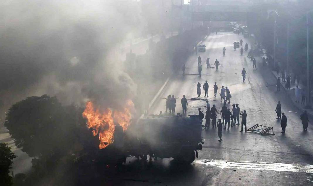 Pakistan'da İmran Han gerginliği artıyor: 5 ölü, 40 yaralı, bin gözaltı 19