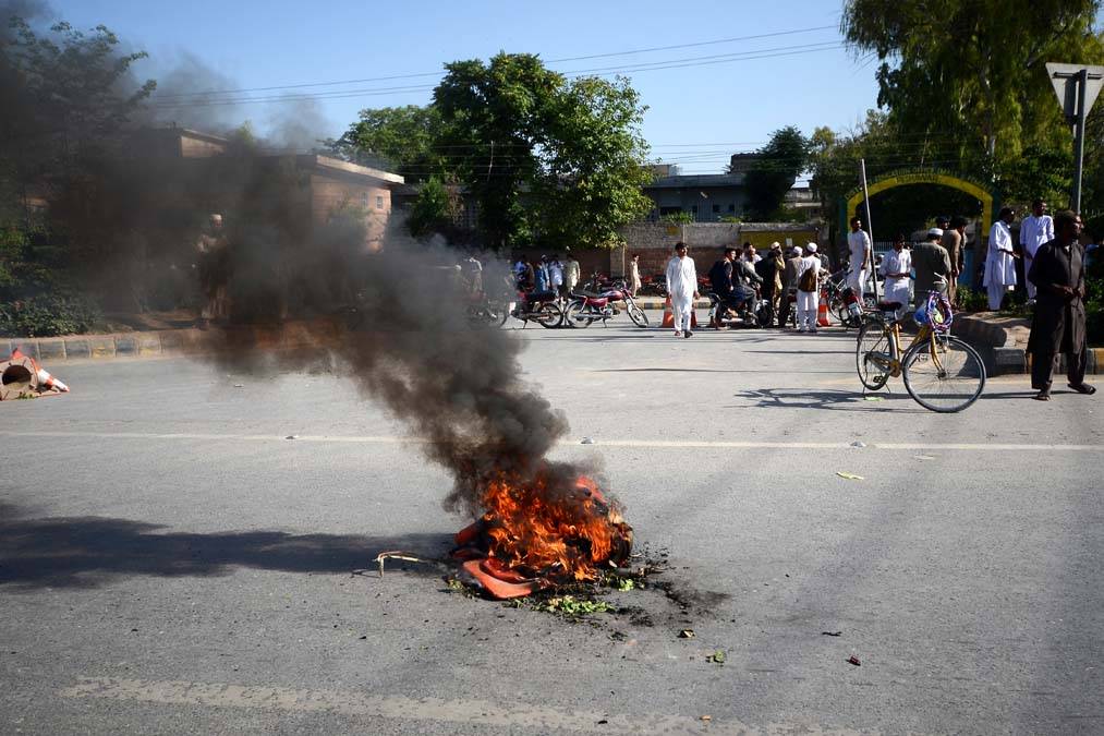 Pakistan'da İmran Han gerginliği artıyor: 5 ölü, 40 yaralı, bin gözaltı 12