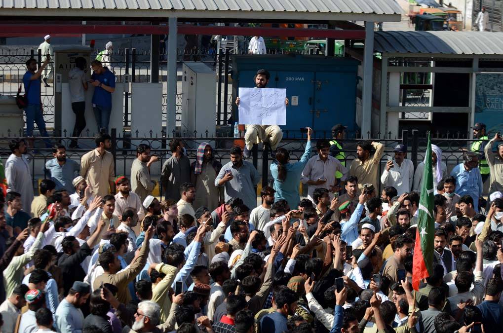 Pakistan'da İmran Han gerginliği artıyor: 5 ölü, 40 yaralı, bin gözaltı 10